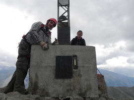 Giampiero e Aldo in vetta a Punta Valletta 3090 m (26483 bytes)